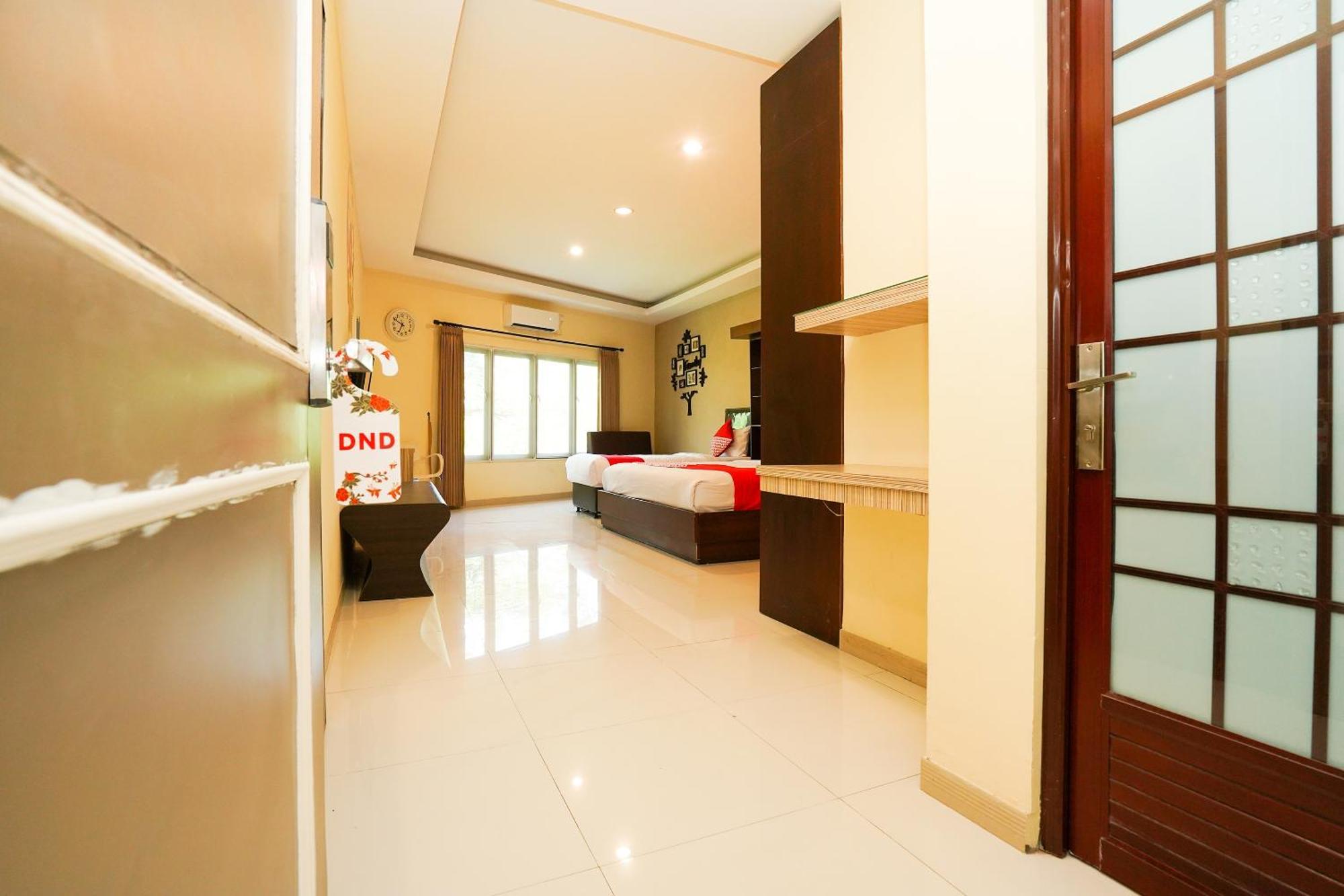 Super Oyo Capital O 175 K-60 Residence Surabaya Esterno foto