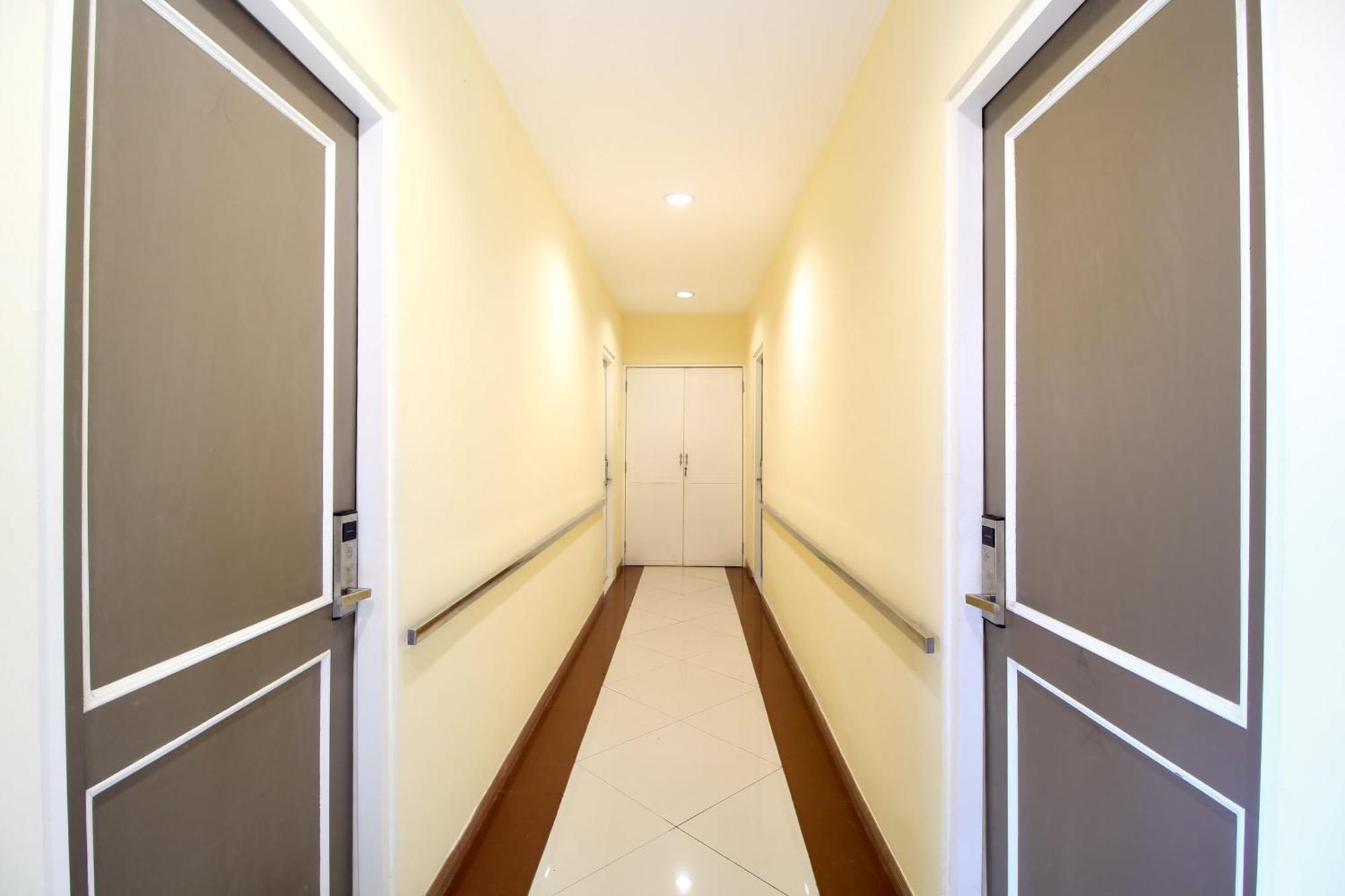Super Oyo Capital O 175 K-60 Residence Surabaya Esterno foto