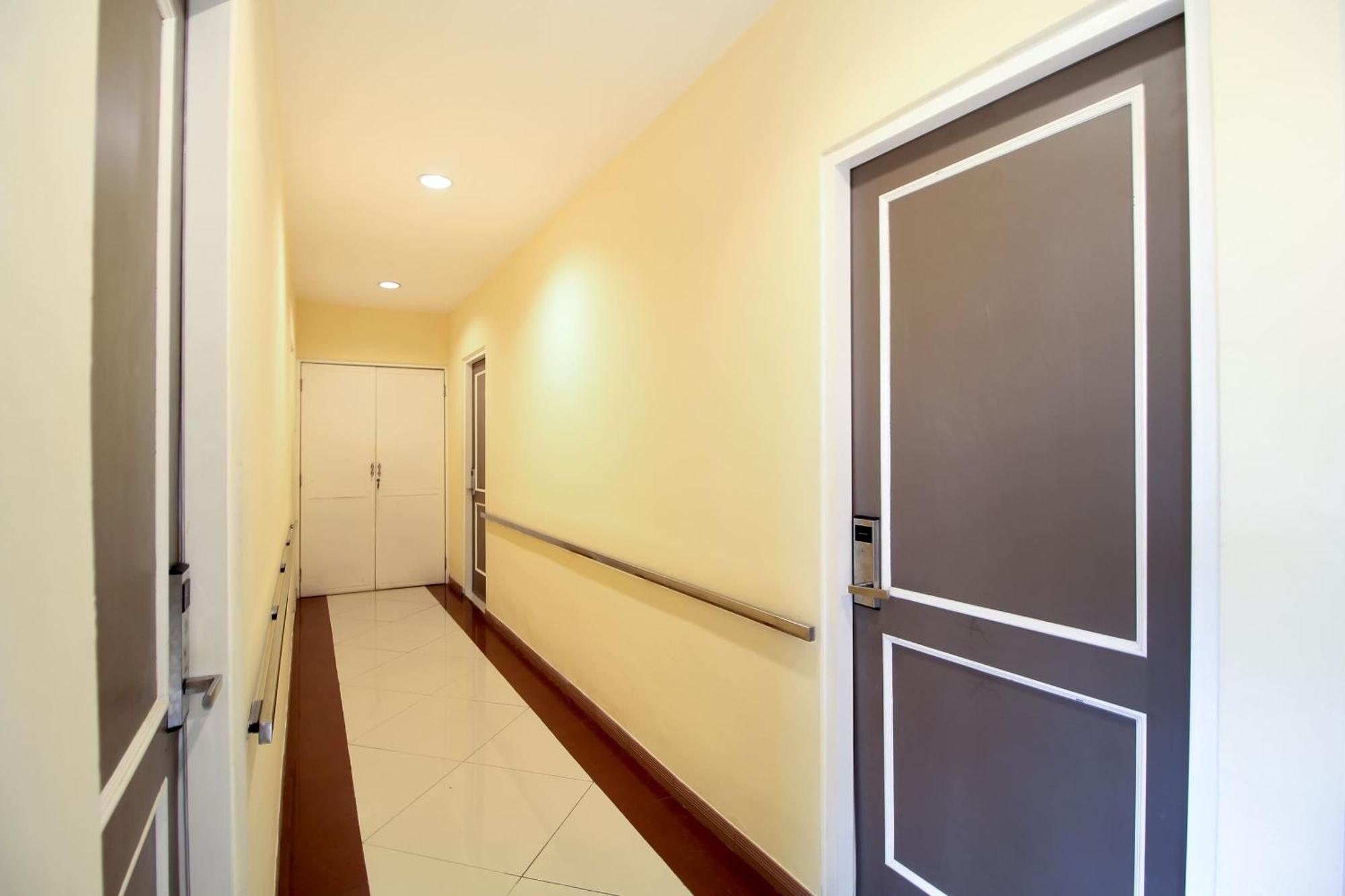 Super Oyo Capital O 175 K-60 Residence Surabaya Esterno foto