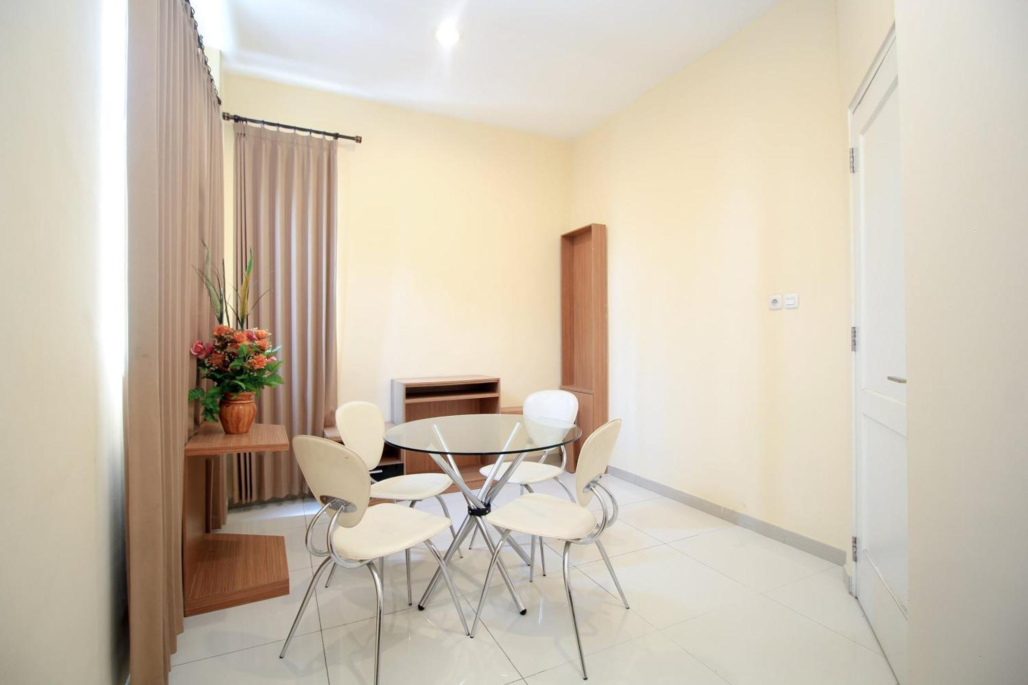 Super Oyo Capital O 175 K-60 Residence Surabaya Esterno foto