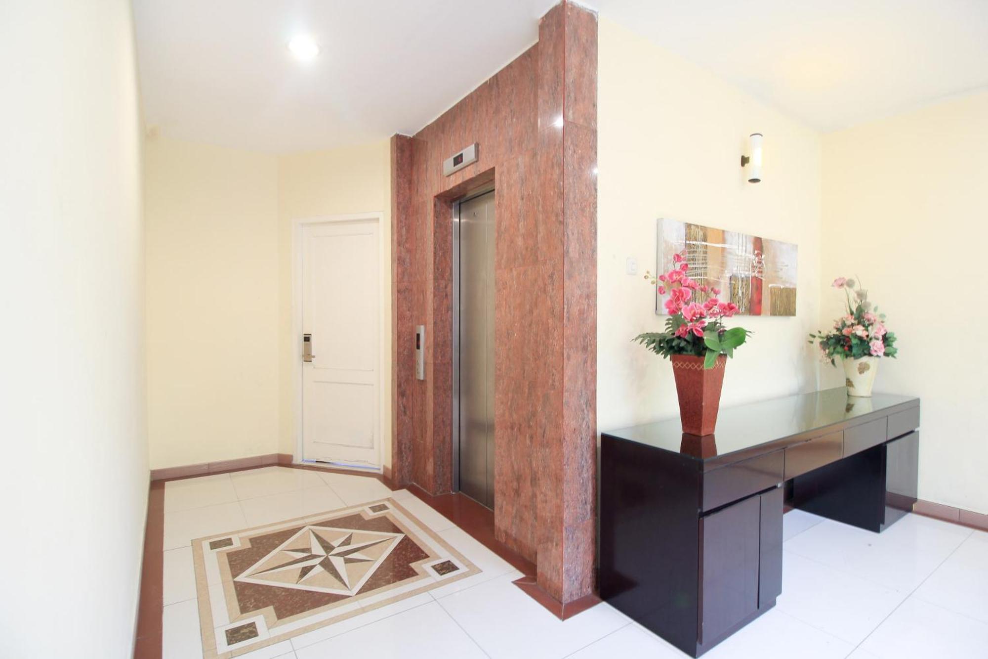 Super Oyo Capital O 175 K-60 Residence Surabaya Esterno foto